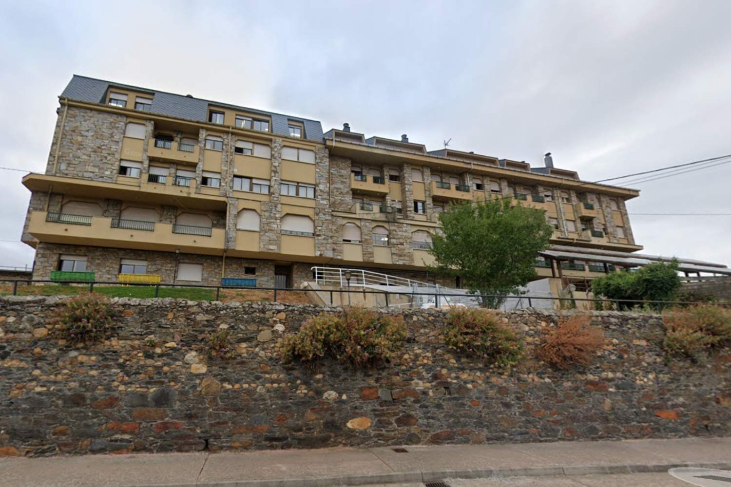 Residencia de El Santo de Bembibre | CSIF exige "personal y medios" para frenar el “colapso” de la residencia de Bembibre y exige al Ayuntamiento frenar su privatización Residencia de El Santo de Bembibre | CSIF exige "personal y medios" para frenar el “colapso” de la residencia de Bembibre y exige al Ayuntamiento frenar su privatización