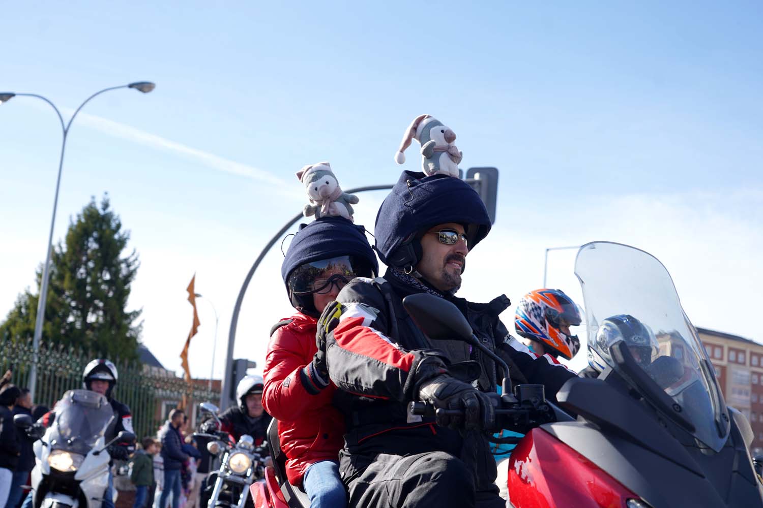 Valladolid vuelve a rugir con el desfile de banderas de Pingüinos 