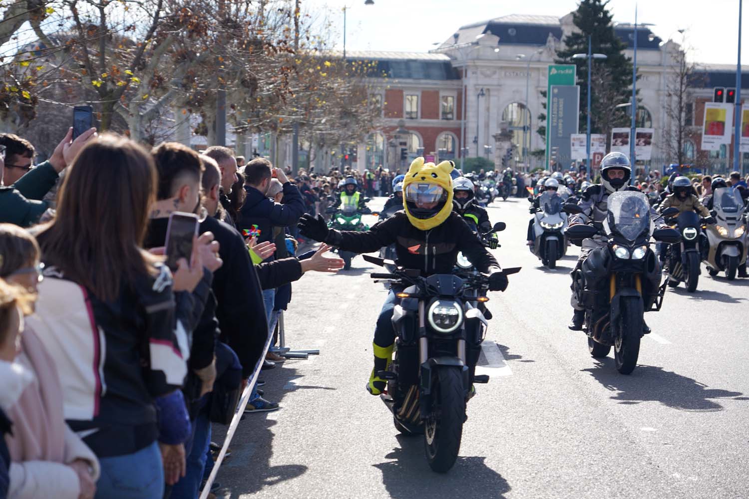 Valladolid vuelve a rugir con el desfile de banderas de Pingüinos 