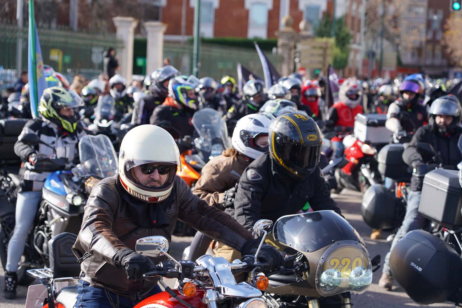 Valladolid vuelve a rugir con el desfile de banderas de Pingüinos 