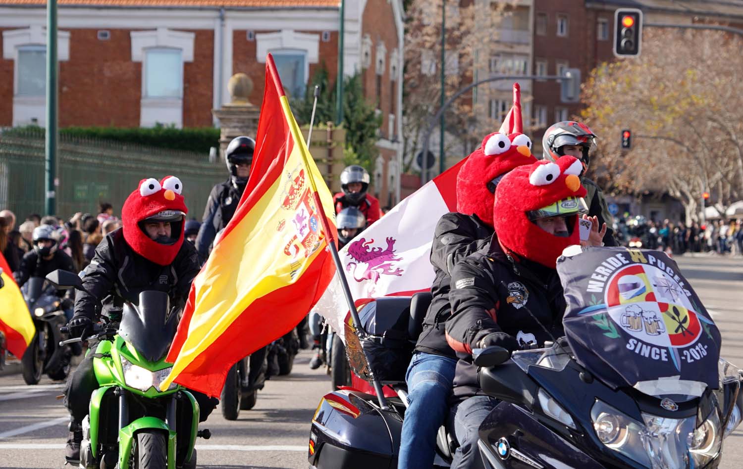Valladolid vuelve a rugir con el desfile de banderas de Pingüinos 