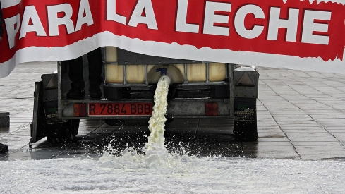 Peio García ICAL. Un grupo de ganaderos derrama leche ante la Delegación Territorial de la Junta en León