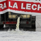 Peio García ICAL. Un grupo de ganaderos derrama leche ante la Delegación Territorial de la Junta en León
