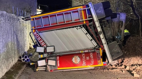 Heridos tres bomberos de la Diputación de Valladolid en el vuelco de su camión.