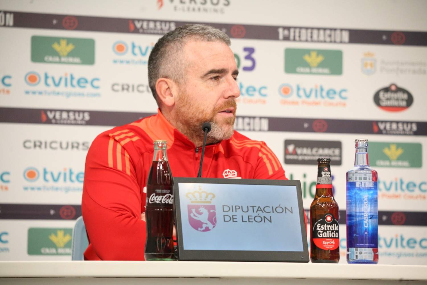 Javi Rey quiere una Ponferradina ambiciosa en Barcelona: "Tenemos que afrontar cada partido como una final" Javi Rey quiere una Ponferradina ambiciosa en Barcelona: "Tenemos que afrontar cada partido como una final"