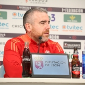 Javi Rey quiere una Ponferradina ambiciosa en Barcelona: "Tenemos que afrontar cada partido como una final" Javi Rey quiere una Ponferradina ambiciosa en Barcelona: "Tenemos que afrontar cada partido como una final"