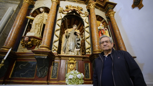El historiador bembibrense, Manuel Olano, junto al retablo del santuario del Ecce-Homo de Bembibre | César Sánchez / ICAL