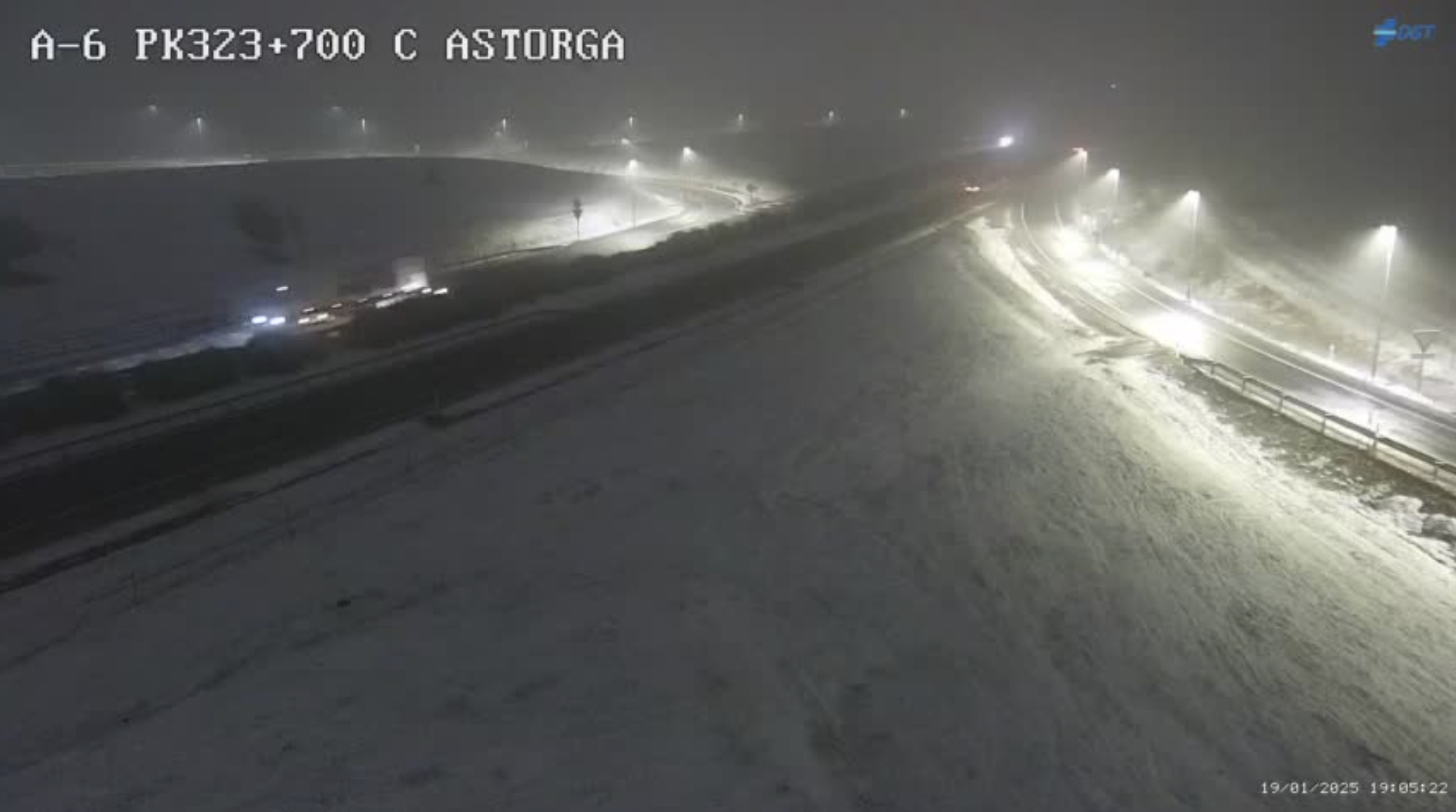 La nieve complica la circulación en varios puntos de la N-6 y A-6 en El Bierzo La nieve complica la circulación en varios puntos de la N-6 y A-6 en El Bierzo