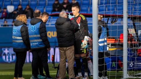 Andrés Prieto, portero de la Ponferradina, se recupera sin problemas de su golpe en el partido frente al Barça Atlètic Andrés Prieto, portero de la Ponferradina, se recupera sin problemas de su golpe en el partido frente al Barça Atlètic