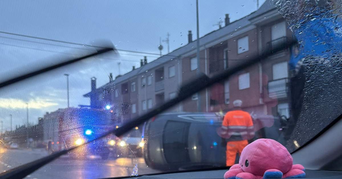 Trasladado al Hospital del Bierzo un joven de 20 años tras volcar en el ...