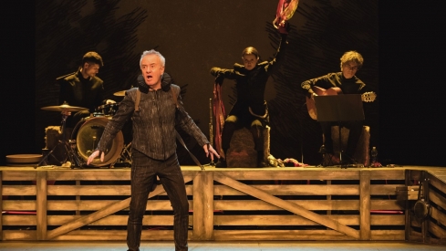 Carlos Hipólito 'se convierte' en asno en la obra 'Burro' para abrir la temporada de abono del Teatro Bérgidum de Ponferrada