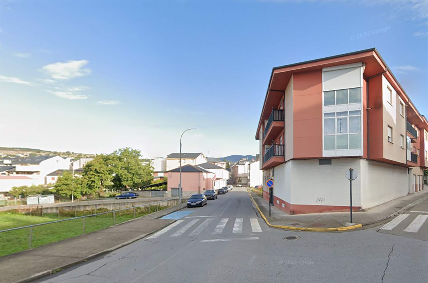 Calle Gil y Carrasco de Fabero, a la altura del portal 29. Calle Gil y Carrasco de Fabero, a la altura del portal 29.