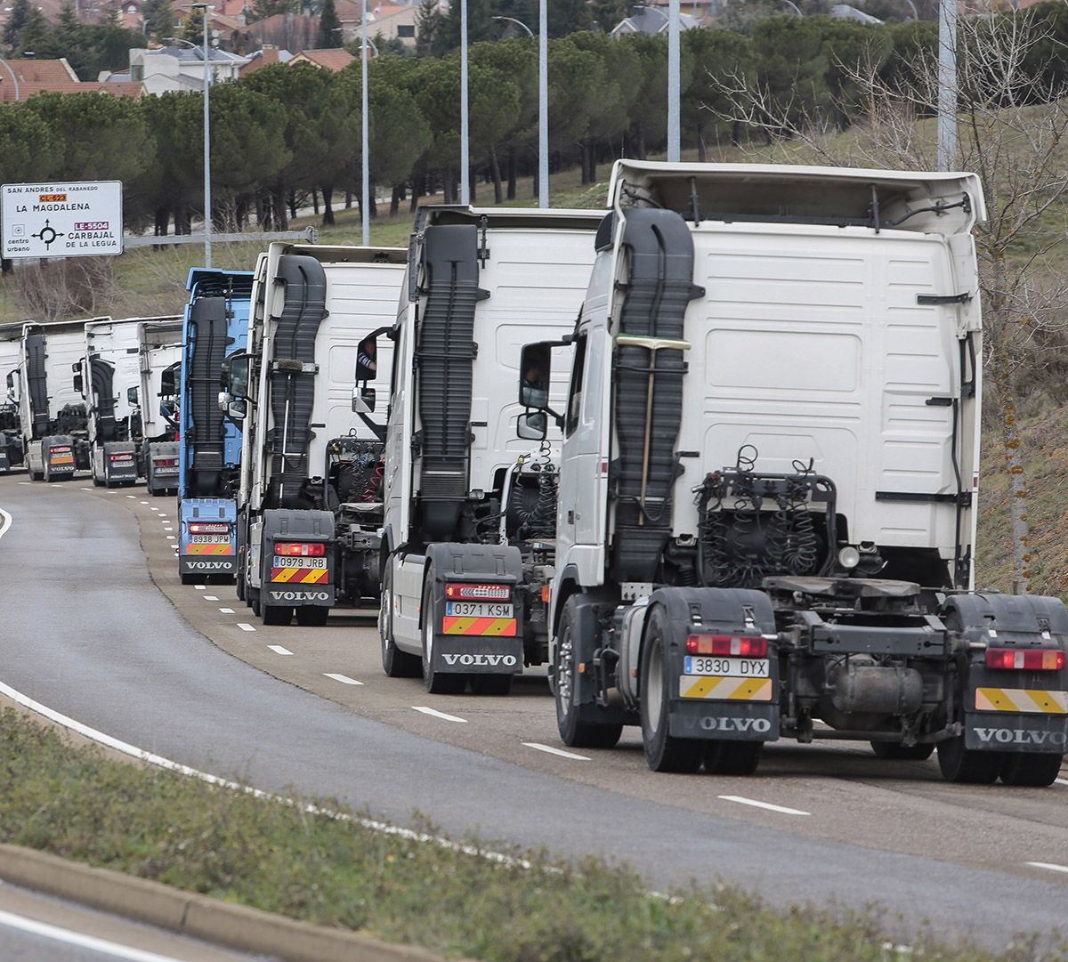 Setenta cabezas tractoras protagonizan una caravana de protesta en Le