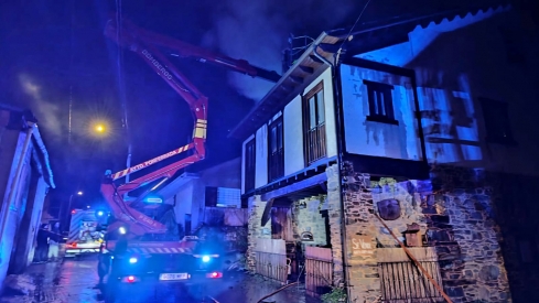 Un incendio en una vivienda de Valtuille de Arriba moviliza a los Bomberos de Ponferrada | Foto: Cedida por el Ayuntamiento de Ponferrada
