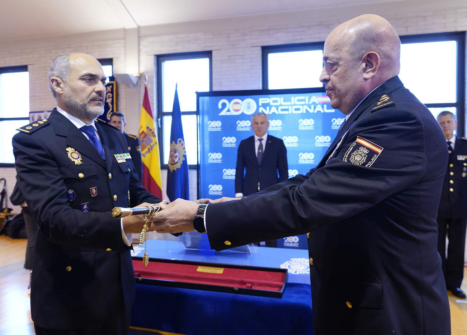 César Sánchez / ICAL. El jefe superior de Policía de Castilla y León, Juan Carlos Hernández (D), junto al nuevo jefe de policía de la Comisaría Local de Ponferrada, Roberto Morán de Campo (I), durante su toma de posesión