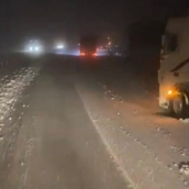 La escena dantesca con decenas de camiones y coches atravesados por la nieve en la A-6 desde El Manzanal hasta Folgoso
