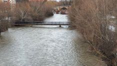 Imagen de archivo de una crecida del río Bernesga en León | La CHD activa el nievel amarillo en el Bernesga a su paso por León