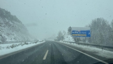 La nieve dificulta la circulación en la A-6 en Vega de Valcarce y en el Puerto del Manzanal