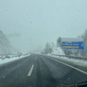 La nieve dificulta la circulación en la A-6 en Vega de Valcarce y en el Puerto del Manzanal