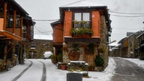 La borrasca Herminia deja un manto de nieve en San Cristobal de Valdueza  (7)