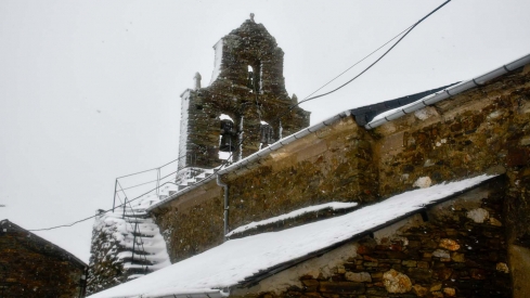 La borrasca Herminia deja un manto de nieve en San Cristobal de Valdueza  (6)
