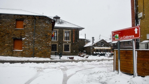 La borrasca Herminia deja un manto de nieve en San Cristobal de Valdueza  (4)