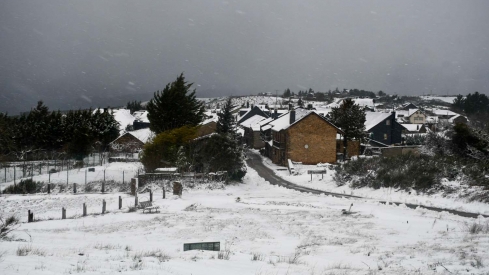 La borrasca Herminia deja un manto de nieve en San Cristobal de Valdueza  (33)