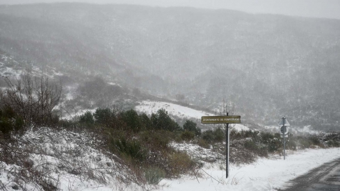 La borrasca Herminia deja un manto de nieve en San Cristobal de Valdueza  (31)