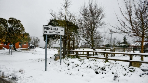 La borrasca Herminia deja un manto de nieve en San Cristobal de Valdueza  (3)