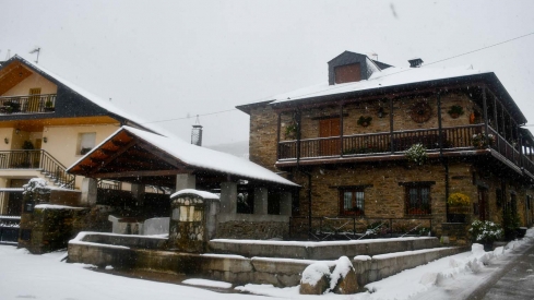 La borrasca Herminia deja un manto de nieve en San Cristobal de Valdueza  (29)