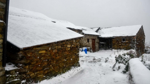 La borrasca Herminia deja un manto de nieve en San Cristobal de Valdueza  (26)