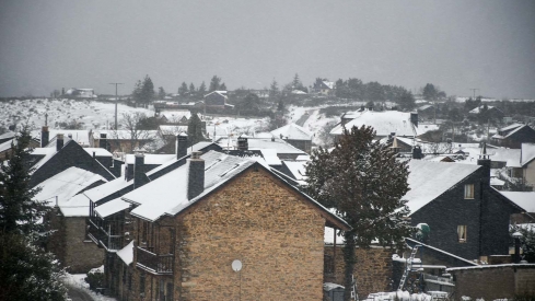 La borrasca Herminia deja un manto de nieve en San Cristobal de Valdueza  (11)