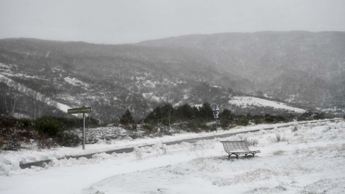 La borrasca Herminia deja un manto de nieve en San Cristobal de Valdueza  (10)