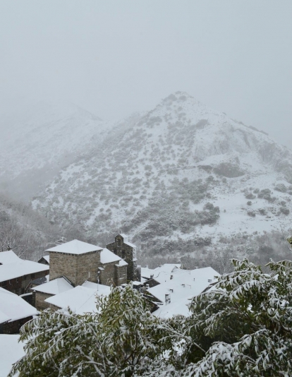 La borrasca Herminia deja un manto de nieve en Peñalba de Santiago