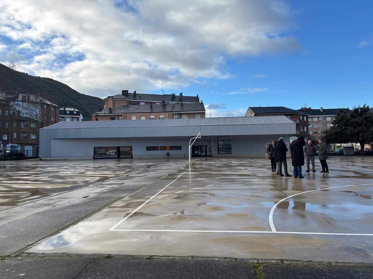 El colegio de Flores del Sil contará con un patio cubierto tras una inversión de 150.000 euros El colegio de Flores del Sil contará con un patio cubierto tras una inversión de 150.000 euros