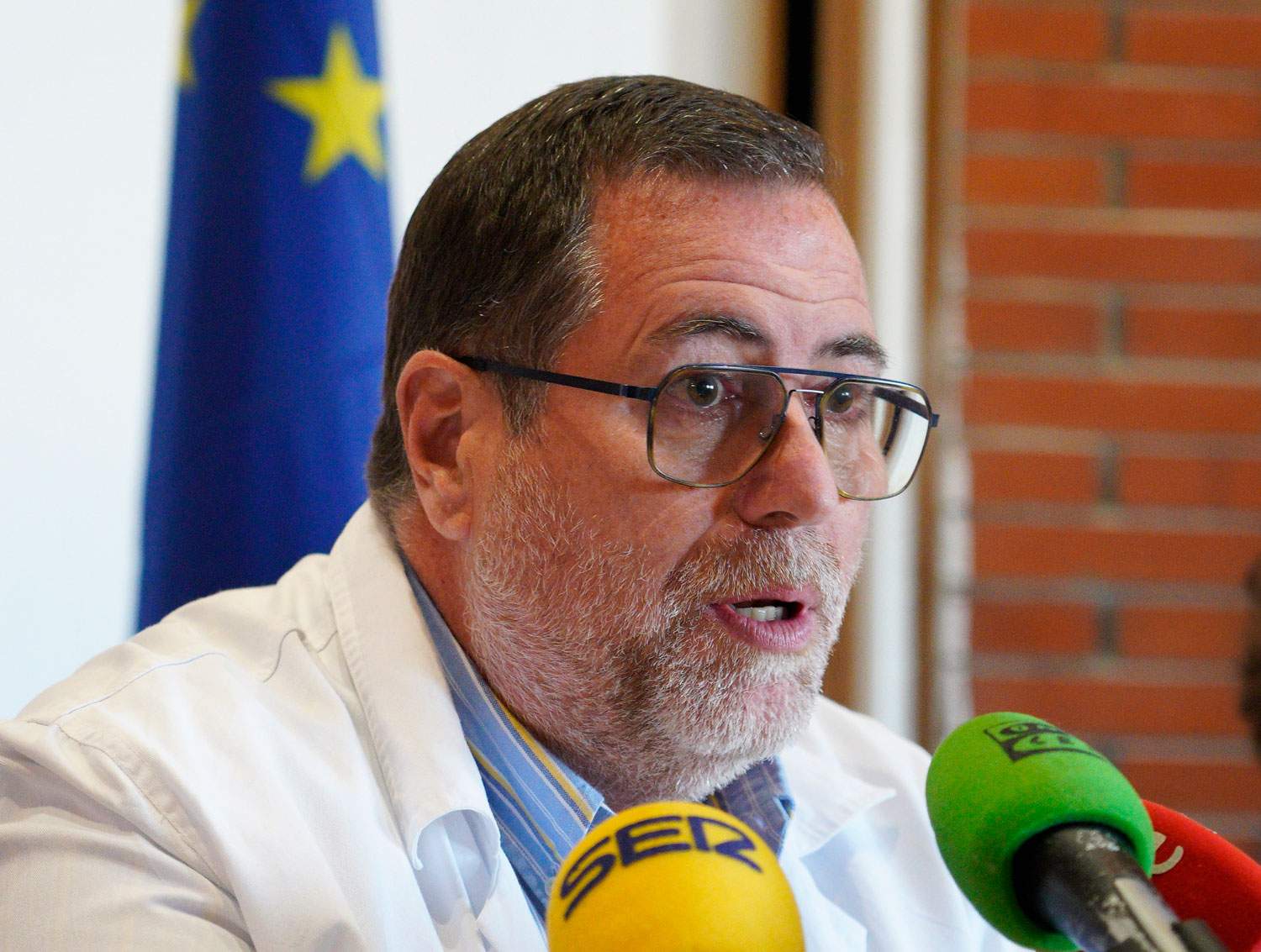 El gerente del Hospital, Juan Ortiz de Saracho, durante la presentación del robot Da Vinci