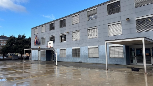 Denuncian el robo de ordenadores y material informático en el colegio de Flores del Sil