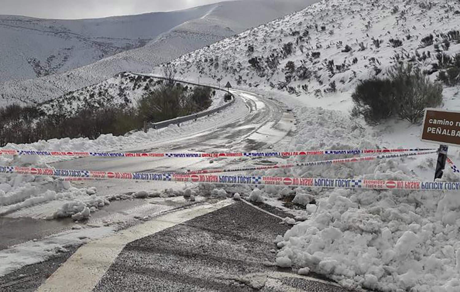 La nieve obliga a cortar la carretera del Morredero desde el Alto de la Cruz