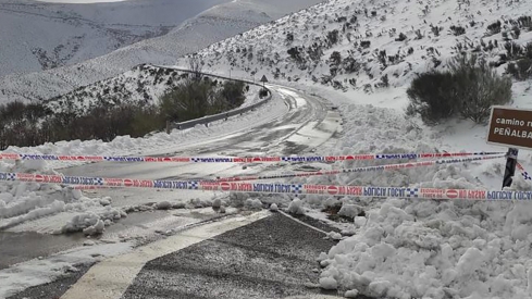 La nieve obliga a cortar la carretera del Morredero desde el Alto de la Cruz