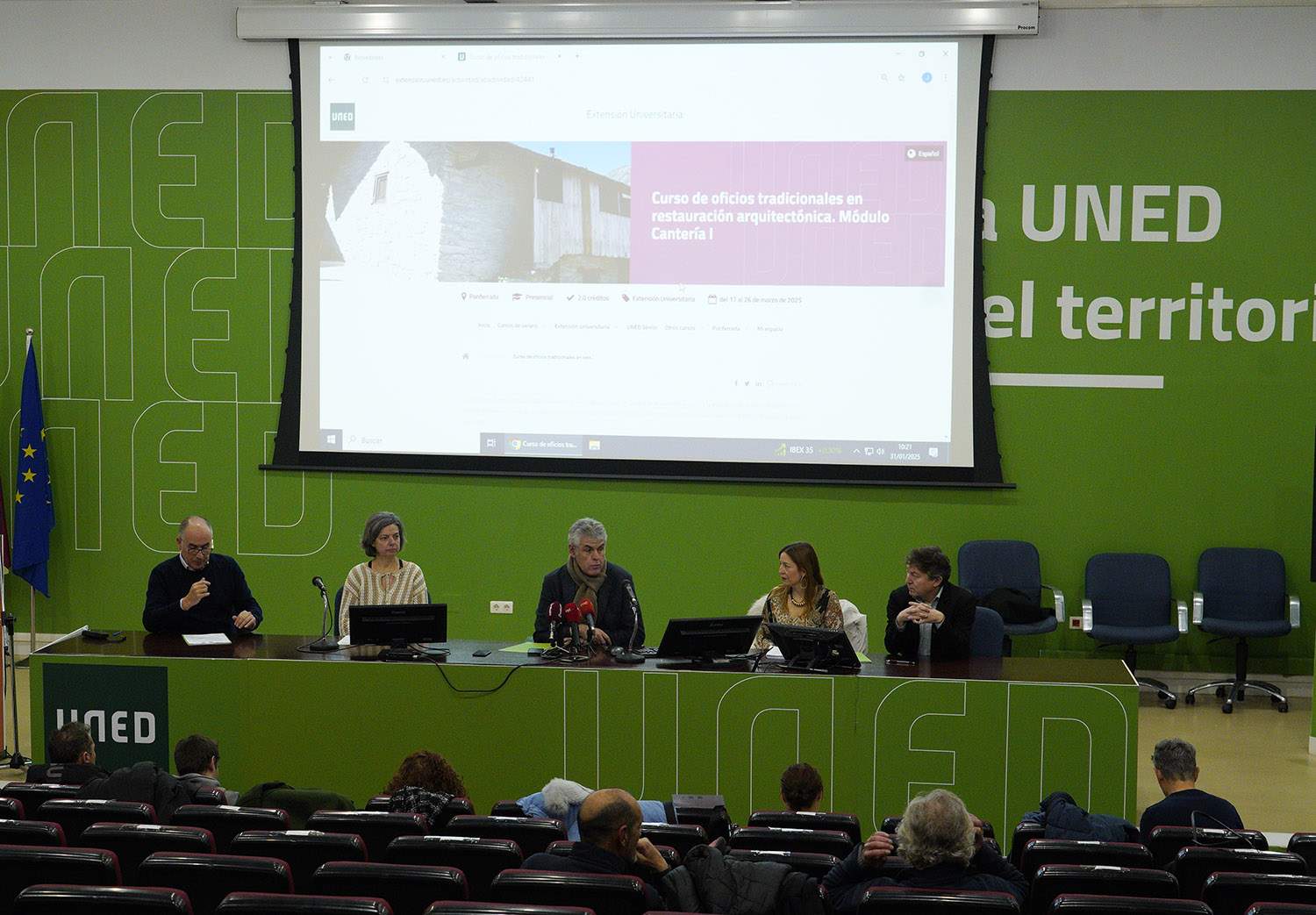  César Sánchez / ICAL. (I a D): El profesor del centro asociado de la UNED de Ponferrada, Paco Balado; la representante de la Asociación de Vecinos de Montes de Valdueza, Pilar Hermosa; el director de la UNED de Ponferrada, Jorge Vega; la decana del colegio de Arquitectos de León, Eva Testa, y el arquitecto y profesor del curso, Samuel Folgueral, durante la presentación del curso de oficios tradicionales en restauración arquitectónica