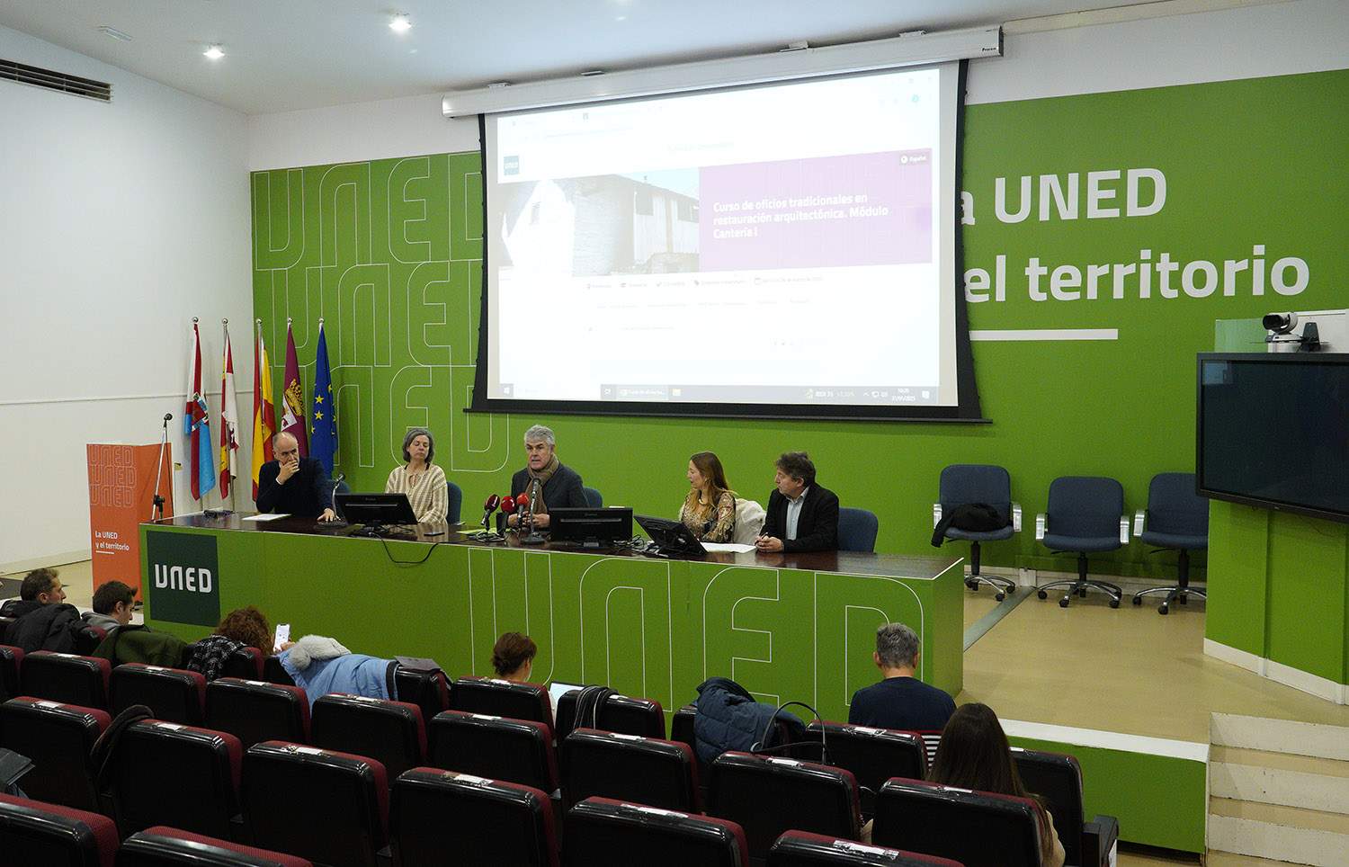 César Sánchez / ICAL. (I a D): El profesor del centro asociado de la UNED de Ponferrada, Paco Balado; la representante de la Asociación de Vecinos de Montes de Valdueza, Pilar Hermosa; el director de la UNED de Ponferrada, Jorge Vega; la decana del colegio de Arquitectos de León, Eva Testa, y el arquitecto y profesor del curso, Samuel Folgueral, durante la presentación del curso de oficios tradicionales en restauración arquitectónica