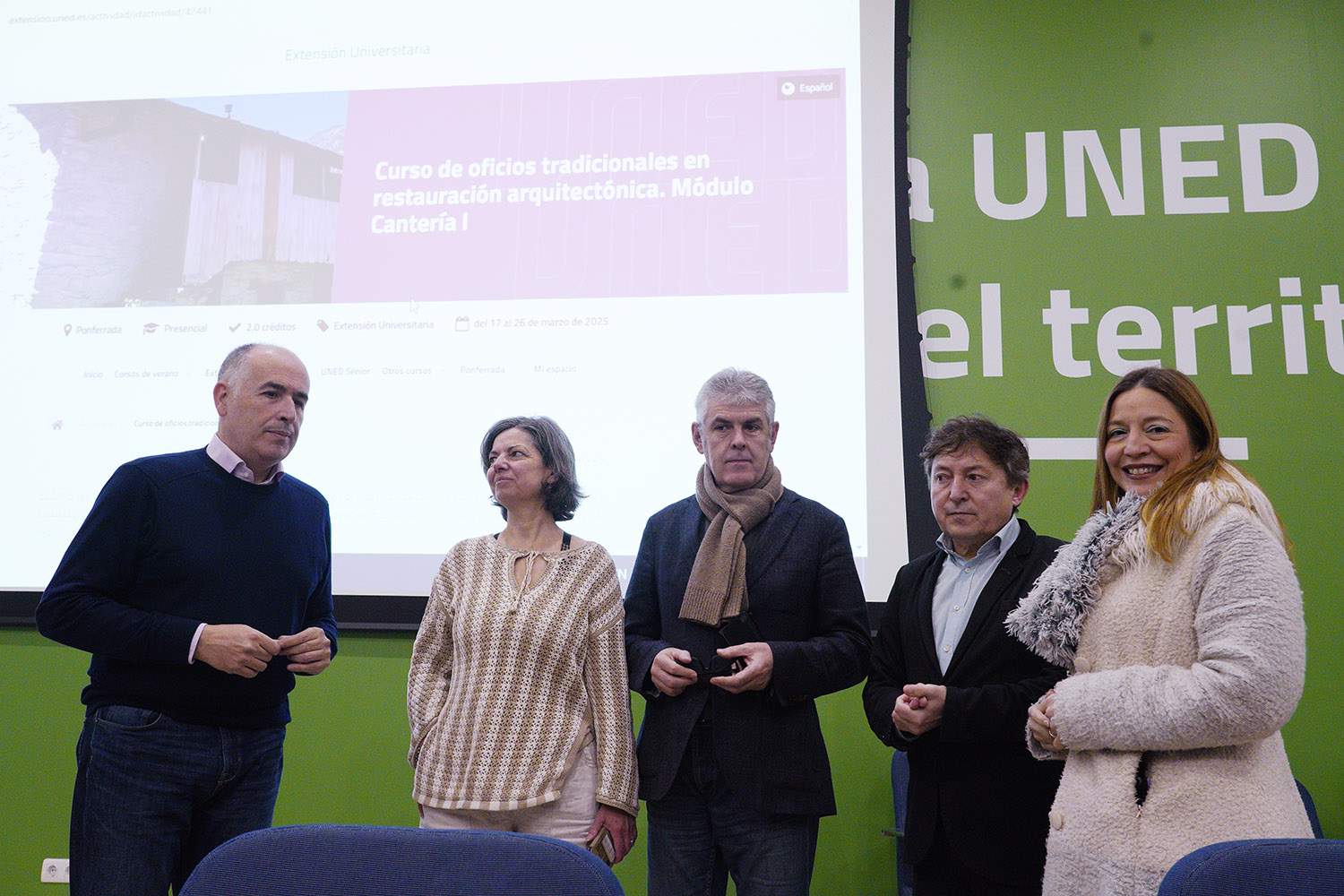 César Sánchez / ICAL . (I a D): El profesor del centro asociado de la UNED de Ponferrada, Paco Balado; la representante de la Asociación de Vecinos de Montes de Valdueza, Pilar Hermosa; el director de la UNED de Ponferrada, Jorge Vega; la decana del colegio de Arquitectos de León, Eva Testa, y el arquitecto y profesor del curso, Samuel Folgueral, durante la presentación del curso de oficios tradicionales en restauración arquitectónica