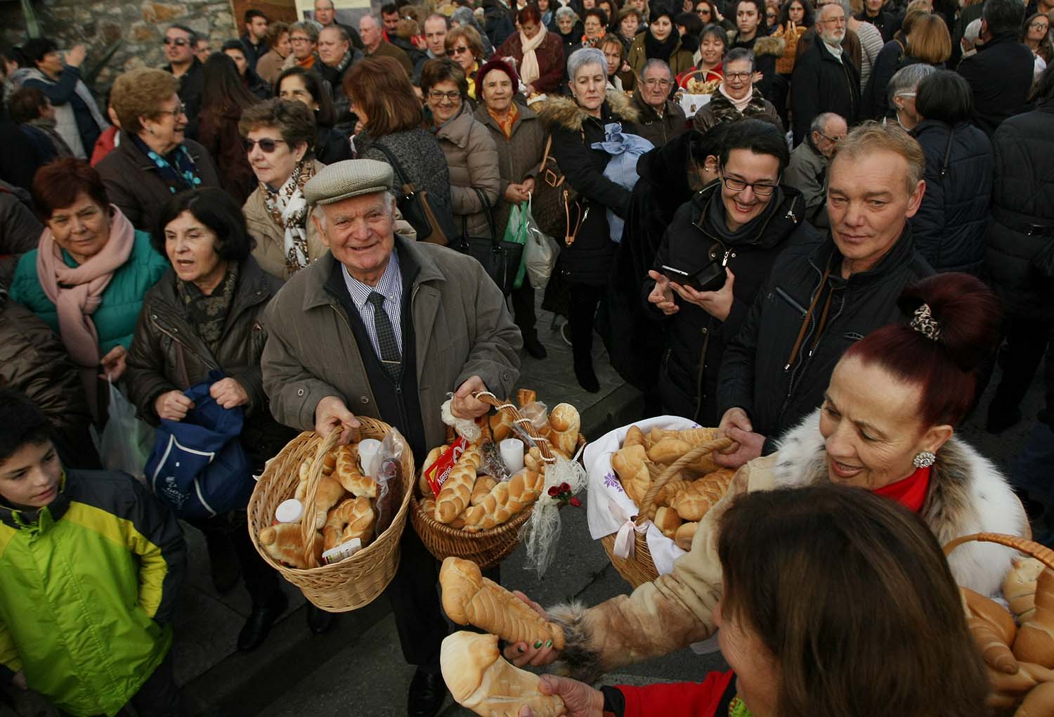 Foto archivo César Sánchez ICAL. Bendición de los panes con motivo de la celebración de las Candelas y San Blas en Cacabelos. Foto archivo César Sánchez ICAL. Bendición de los panes con motivo de la celebración de las Candelas y San Blas en Cacabelos.