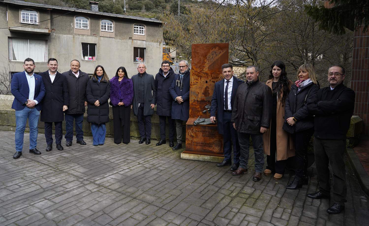 César Sánchez ICAL. Foto de familia de las autoridaddes asistentes al Festival Municipal del Botillo Las Candelas de Torre del Bierzo, con la asistencia del delegado del Gobierno, Nicanor Sen (6D)