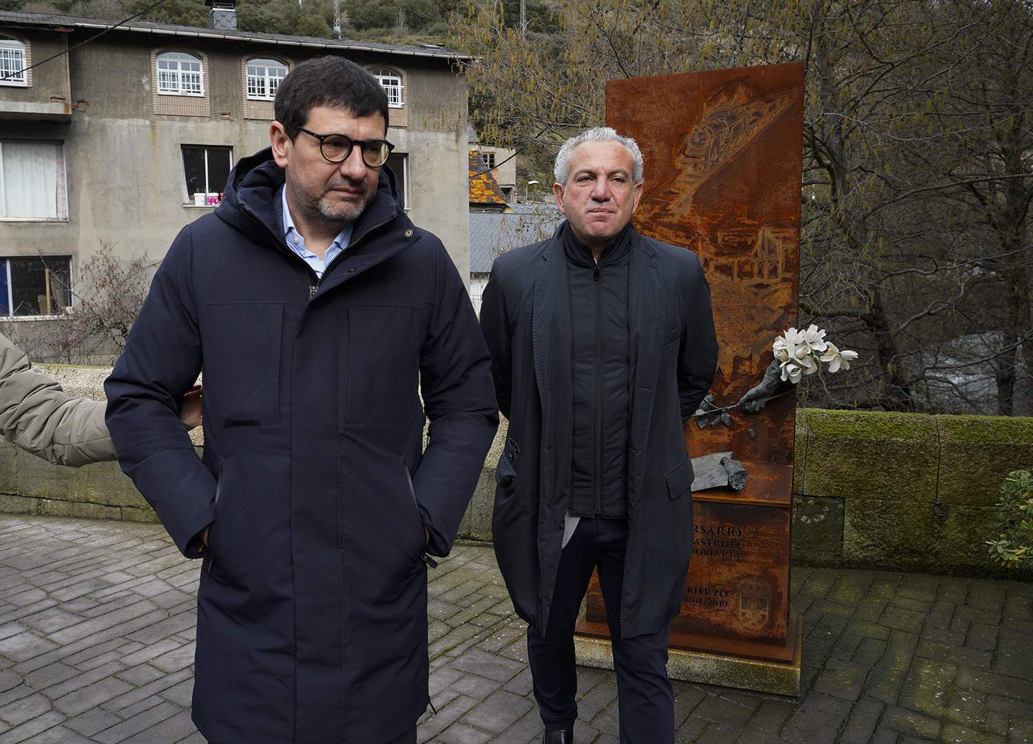 César Sánchez ICAL. El delegado del Gobierno, Nicanor Sen (D), junto al alcalde de Torre del Bierzo, Gabriel Folgado (I), durante el Festival Municipal del Botillo Las Candelas