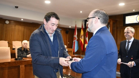  Imposición de insignias a los jubilados del Ayuntamiento de Ponferrada (9)