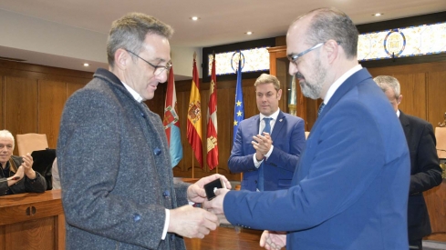  Imposición de insignias a los jubilados del Ayuntamiento de Ponferrada (18)