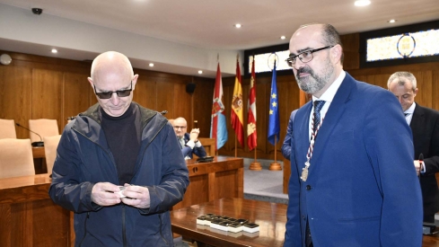  Imposición de insignias a los jubilados del Ayuntamiento de Ponferrada (13)