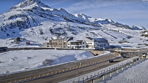 La nieve impide la circulación de camiones y autobuses en cuatro vías de la provincia de León