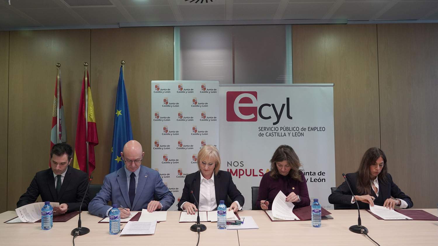 (I a D) El vicerrector de Transferencia, Innovación y Emprendimiento de la Universidad de Salamanca, Federico Bueno; el rector de la Universidad de Burgos, José Miguel García; la consejera de Industria, Comercio y Empleo, Leticia García; la rectora de la Universidad de León, Nuria González y la vicerrectora de Comunicación, Cultura y Deporte de la Universidad de Valladolid, Rebeca San José | Rubén Cacho / ICAL (I a D) El vicerrector de Transferencia, Innovación y Emprendimiento de la Universidad de Salamanca, Federico Bueno; el rector de la Universidad de Burgos, José Miguel García; la consejera de Industria, Comercio y Empleo, Leticia García; la rectora de la Universidad de León, Nuria González y la vicerrectora de Comunicación, Cultura y Deporte de la Universidad de Valladolid, Rebeca San José | Rubén Cacho / ICAL